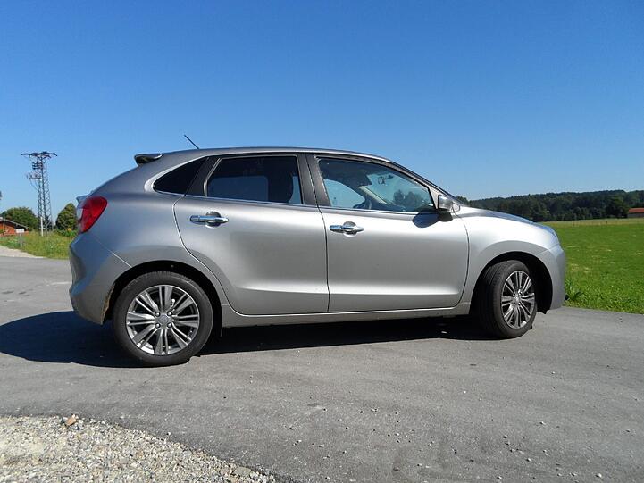 Ein Hauch von Crossover: In der Seitenansicht wird deutlich, warum der vier Meter lange Baleno so viel Platz bietet.