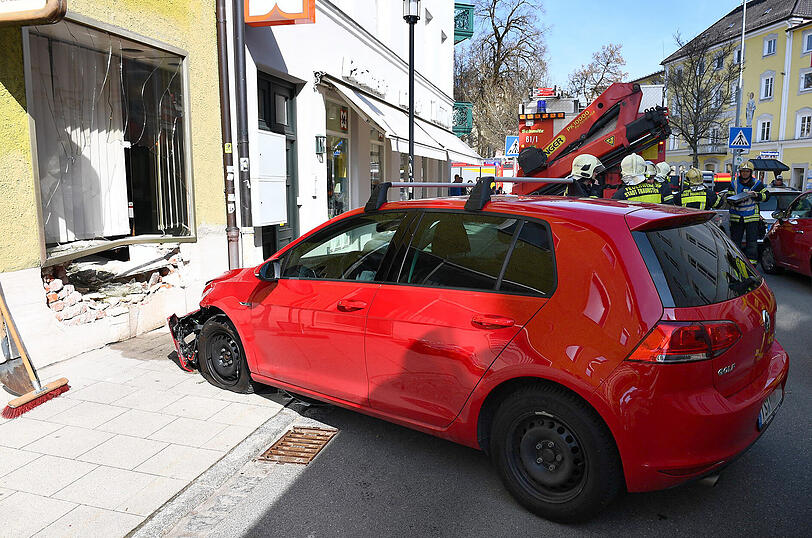 Schrecklicher Unfall in Traunstein: Ein Golf erfasst einen Kinderwagen. Das sechs Monate alte Kind wird verletzt.