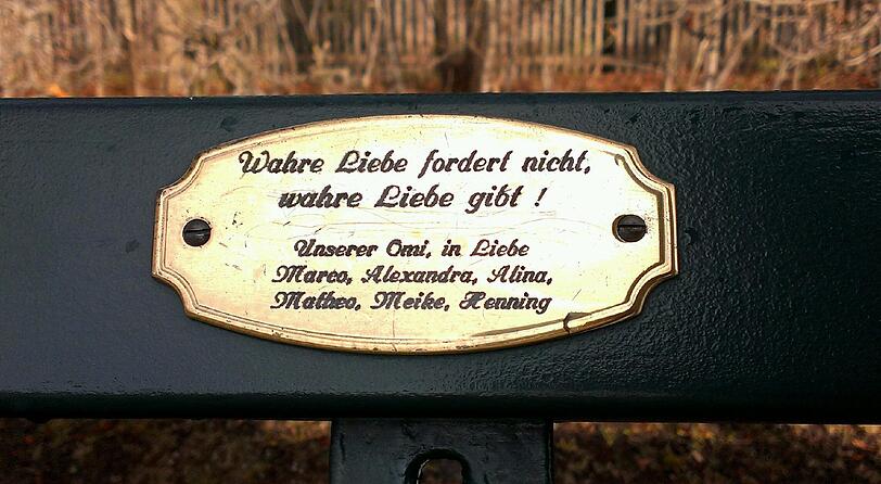 Im Englischen Garten und Nymphenburger Schlosspark haben Münchner tausende Plaketten mit Widmungen auf Parkbänken angebracht.