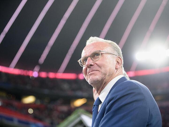 Karl-Heinz Rummenigge, Vorstandschef vom FC Bayern, steht vor Spielbeginn am Spielfeldrand. Foto: Matthias Balk/Archivbild