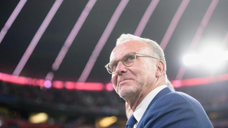 Karl-Heinz Rummenigge, Vorstandschef vom FC Bayern, steht vor Spielbeginn am Spielfeldrand. Foto: Matthias Balk/Archivbild Karl-Heinz Rummenigge, Vorstandschef vom FC Bayern, steht vor Spielbeginn am Spielfeldrand. Foto: Matthias Balk/Archivbild