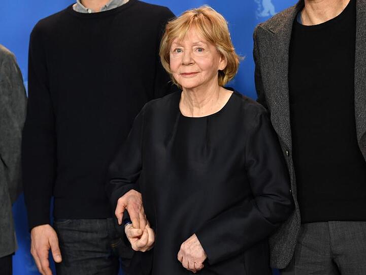 Christine Schorn erhält eine Auszeichnung für ihr Lebenswerk.