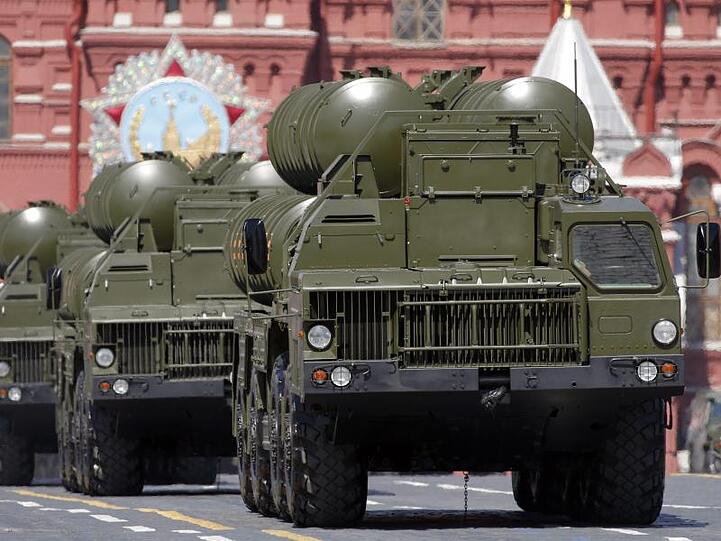 Lastwagen der russischen Streitkräfte mit dem Flugabwehrsystem S-400 fahren über den Roten Platz. Für den türkischen Präsidenten gibt es am umstrittenen Kauf des Raketenabwehrsystems nichts mehr zu rütteln.