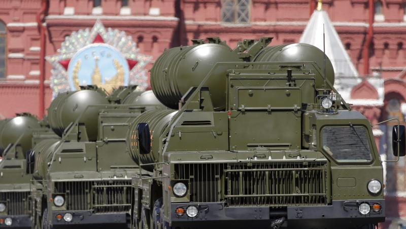 Lastwagen der russischen Streitkräfte mit dem Flugabwehrsystem S-400 fahren über den Roten Platz. Für den türkischen Präsidenten gibt es am umstrittenen Kauf des Raketenabwehrsystems nichts mehr zu rütteln. Lastwagen der russischen Streitkräfte mit dem Flugabwehrsystem S-400 fahren über den Roten Platz. Für den türkischen Präsidenten gibt es am umstrittenen Kauf des Raketenabwehrsystems nichts mehr zu rütteln.