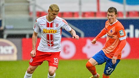 Erik Wekesser von Jahn Regensburg (l) kämpft mit Tim Skarke von Darmstadt 98 um den Ball.