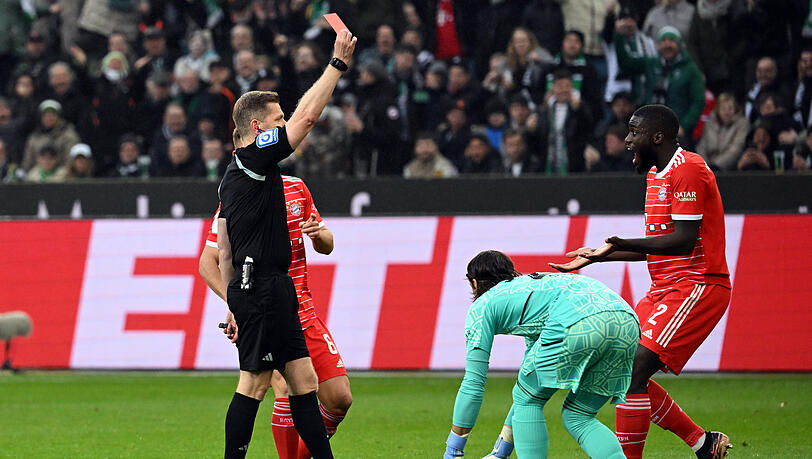Kartenspiel, das die Gemüter erhitzt: Schiri Welz zeigt Upamecano (r.) Rot. Kartenspiel, das die Gemüter erhitzt: Schiri Welz zeigt Upamecano (r.) Rot.