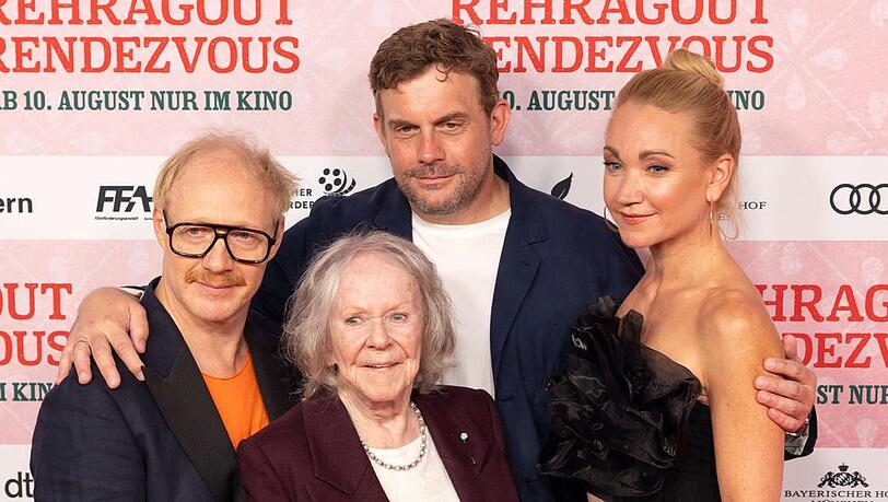 Im Sommer 2023 feierte der Kinofilm "Rehragout-Rendezvous" mit (v.l.) Simon Schwarz, Enzi Fuchs, Sebastian Bezzel und Lisa Maria Potthoff Premiere. Im Sommer 2023 feierte der Kinofilm "Rehragout-Rendezvous" mit (v.l.) Simon Schwarz, Enzi Fuchs, Sebastian Bezzel und Lisa Maria Potthoff Premiere.
