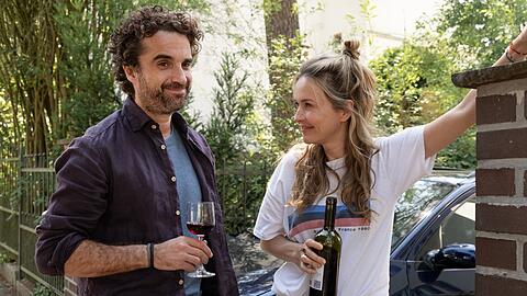 "Die Bachmanns": Markus (Oliver Wnuk) und Miriam (Stefanie Stappenbeck) schmunzeln über das streitende Ex-Paar nebenan und fragen sich, ob es bei ihnen anders war.