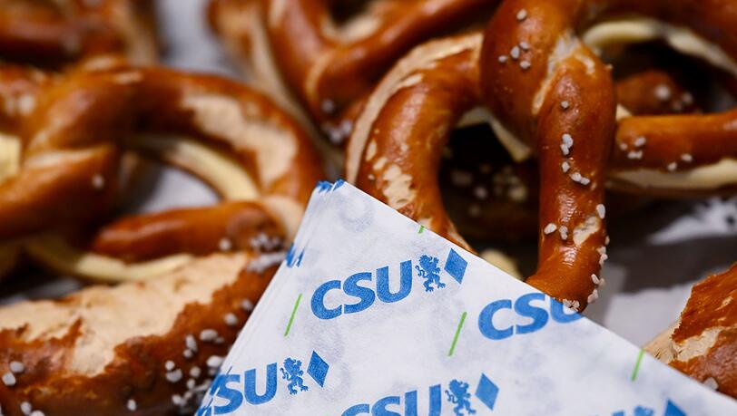 Die Mitgliederzahlen bei der CSU kannten lange Jahre nur eine Entwicklung nach unten - nun hofft die Partei, dass die Trendwende geschafft ist. (Illustration)