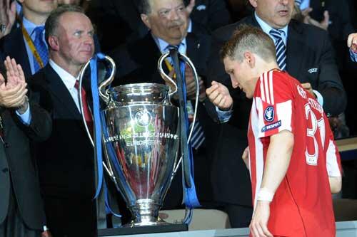 So knapp dran am Pokal, aber doch unerreicht: Bastian Schweinsteiger nach dem verlorenen Finale in Madrid.
