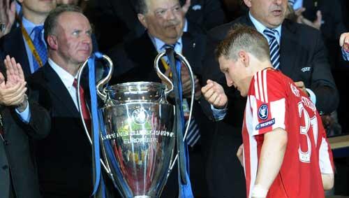 So knapp dran am Pokal, aber doch unerreicht: Bastian Schweinsteiger nach dem verlorenen Finale in Madrid. So knapp dran am Pokal, aber doch unerreicht: Bastian Schweinsteiger nach dem verlorenen Finale in Madrid.