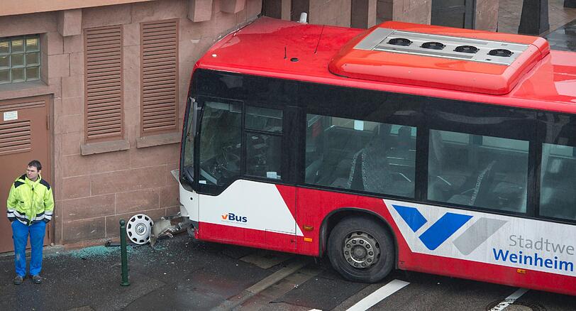 Unfall in Weinheim: Ein Linienbus ist in eine Häuserfront gerauscht. Sechs Personen wurden dabei verletzt.