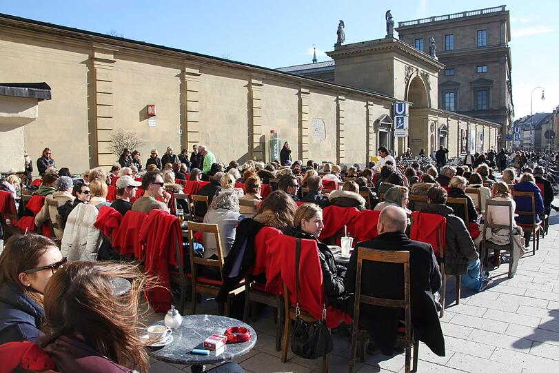 Frühlingserwachen in München - schon jetzt freuen sich viele auf's warme Wochenende und den Biergarten. Sehen Sie hier die ersten Frühlingsbilderbilder aus der Weltstadt mit Herz...
