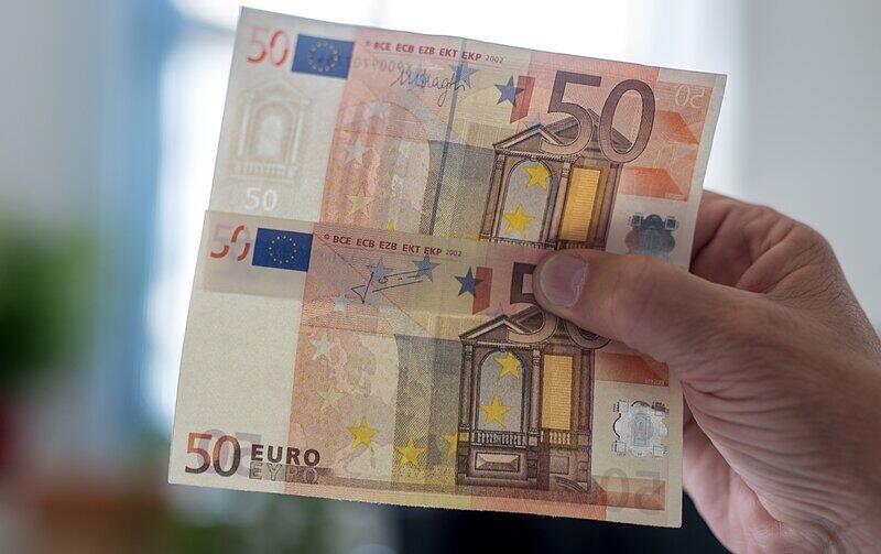 Ein echter (oben) und ein gefälschter 50-Euro-Schein.