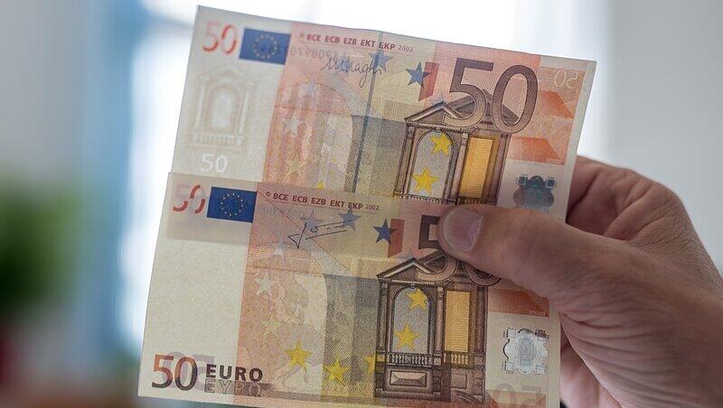 Ein echter (oben) und ein gefälschter 50-Euro-Schein. Ein echter (oben) und ein gefälschter 50-Euro-Schein.