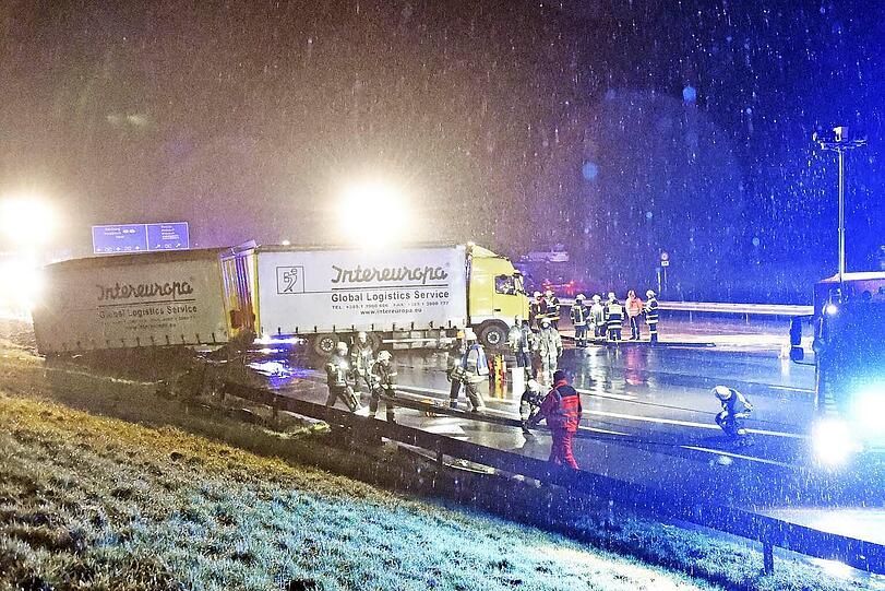 Der LKW schlitterte über die Fahrbahn und stellte sich quer. Die Leitplanke musste abgeflext werden.
