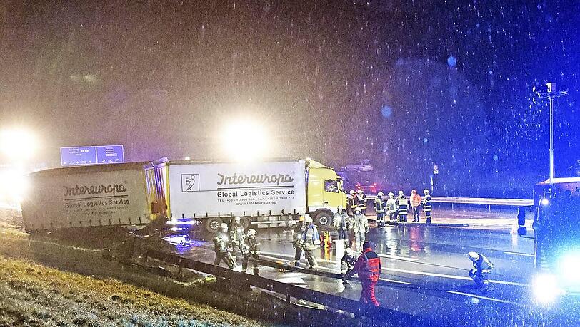 Der LKW schlitterte über die Fahrbahn und stellte sich quer. Die Leitplanke musste abgeflext werden. Der LKW schlitterte über die Fahrbahn und stellte sich quer. Die Leitplanke musste abgeflext werden.