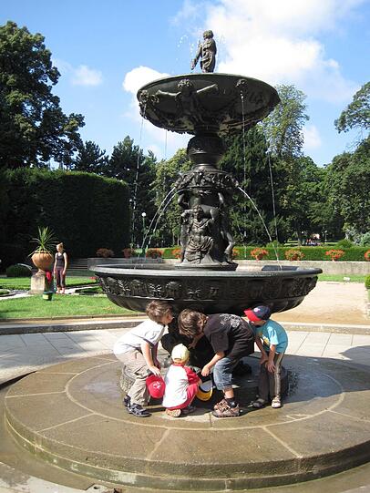 Der singende Brunnen fasziniert große und kleine Betrachter.