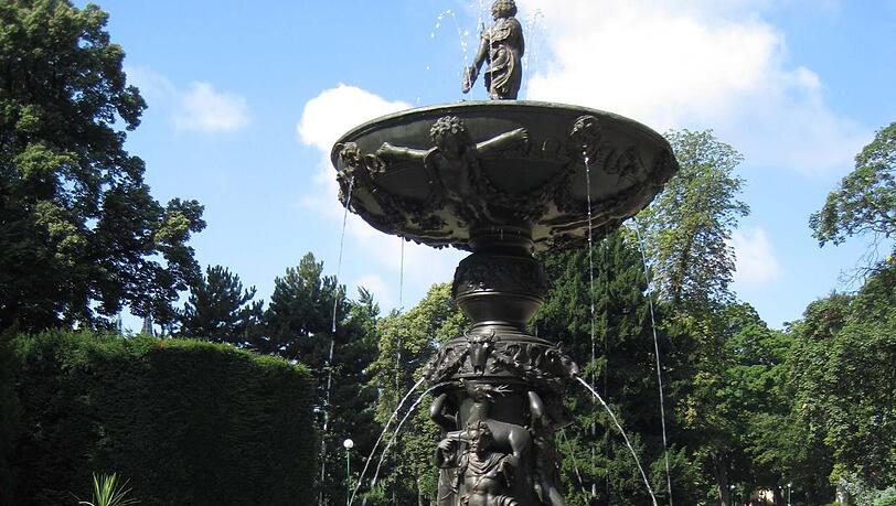 Der singende Brunnen fasziniert große und kleine Betrachter. Der singende Brunnen fasziniert große und kleine Betrachter.