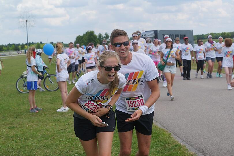 Der Color Run soll vor allem dazu animieren, sich zu bewegen. Und das taten die Farbbeutelschmeißer am Sonntag bis zum Umfallen. Die Bilder...