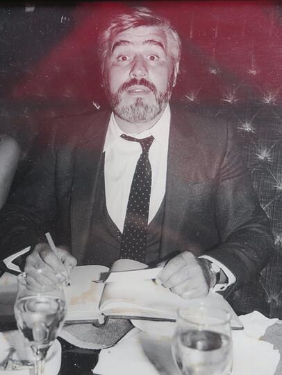 Gern gesehener Gast: Mario Adorf beim Eintrag ins dicke Gästebuch.