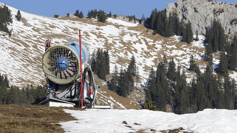 2015: Eine Schneekanone steht einsatzbereit im Skigebiet Sudelfeld.
