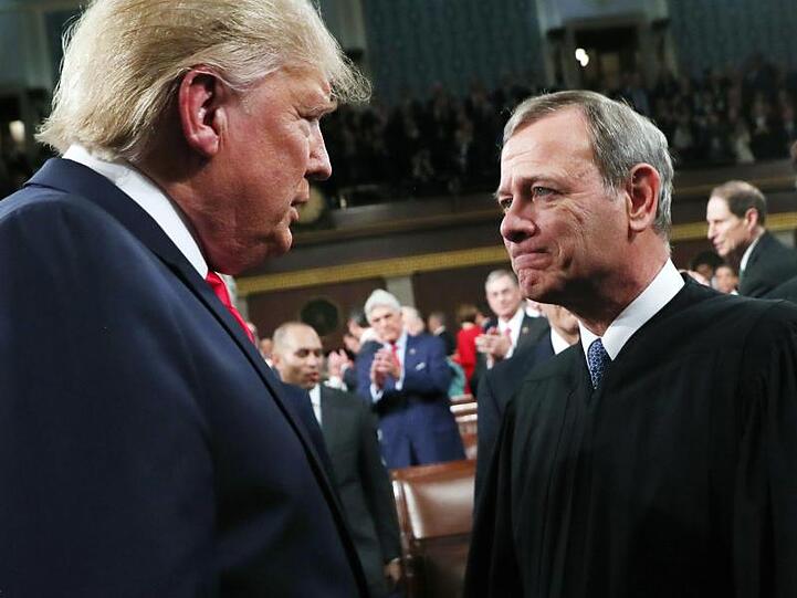 Donald Trump begrüßt im Kongress den Obersten Richter der USA, John Roberts, der auch das Amtsenthebungsverfahren gegen den US-Präsidenten leitet.