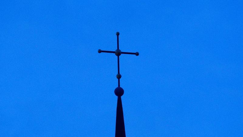 Ein Kreuz ist auf einer Kirchturmspitze zu sehen. Foto: Friso Gentsch/dpa/Symbolbild Ein Kreuz ist auf einer Kirchturmspitze zu sehen. Foto: Friso Gentsch/dpa/Symbolbild