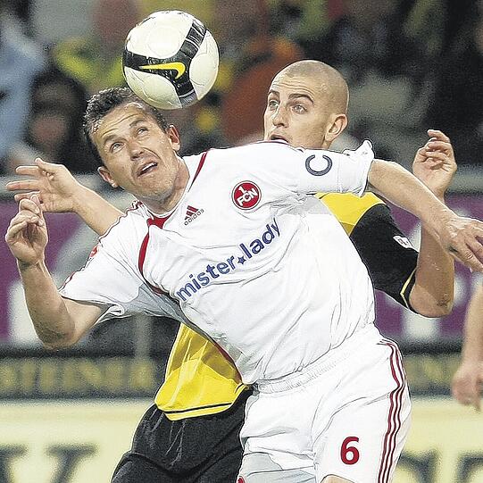 Anspielstation, Retter auf der Linie, Vorbereiter, torgefährlich: Der Ex-Dortmunder Jan Koller war gegen den BVB, hier Mats Hummels, am Freitagabend &bdquo;Mister Überall&ldquo;. Foto: dpa