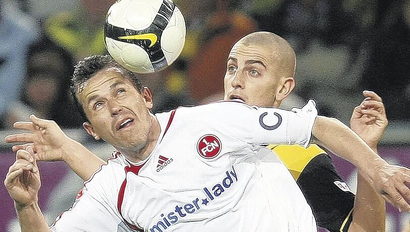 Anspielstation, Retter auf der Linie, Vorbereiter, torgefährlich: Der Ex-Dortmunder Jan Koller war gegen den BVB, hier Mats Hummels, am Freitagabend „Mister Überall“. Foto: dpa Anspielstation, Retter auf der Linie, Vorbereiter, torgefährlich: Der Ex-Dortmunder Jan Koller war gegen den BVB, hier Mats Hummels, am Freitagabend „Mister Überall“. Foto: dpa