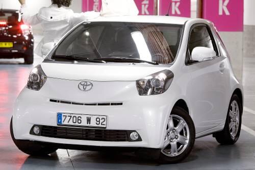 Weniger als drei Meter lang, aber Platz für vier Personen: der Toyota iQ.