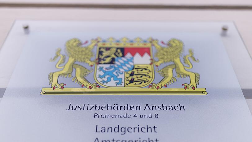 Der Mann versteckte Handys in einem Toilettenraum im Amtsgericht Ansbach. (Archivbild)