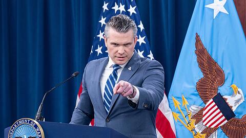 Laut US-Verteidigungsminister Pete Hegseth ist die Waffenruhe trotz aktueller Spannungen noch in Kraft.