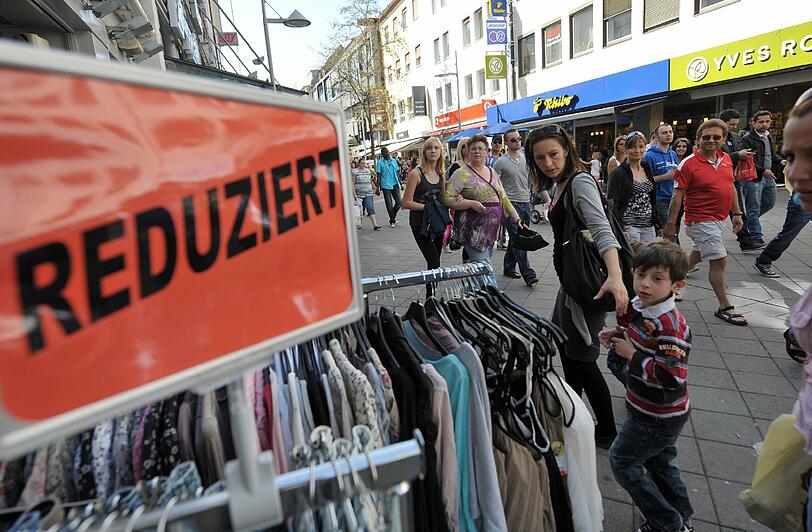 Schnäppchen und Supersonne lockten laut der &bdquo;Erlebnis Nürnberg&ldquo; am verkaufsoffenen Sonntag mehr als 100.000 Besucher in die Nürnberger Innenstadt.