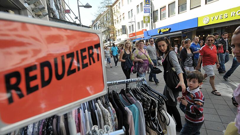 Schnäppchen und Supersonne lockten laut der „Erlebnis Nürnberg“ am verkaufsoffenen Sonntag mehr als 100.000 Besucher in die Nürnberger Innenstadt. Schnäppchen und Supersonne lockten laut der „Erlebnis Nürnberg“ am verkaufsoffenen Sonntag mehr als 100.000 Besucher in die Nürnberger Innenstadt.