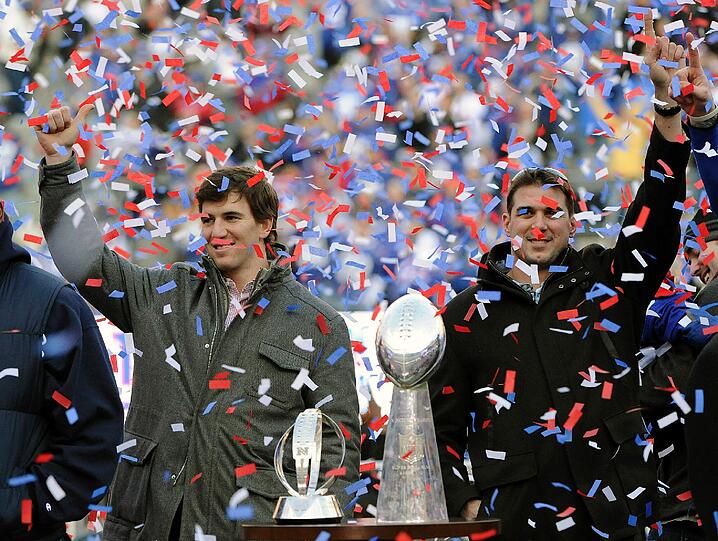 Giants-Quarterback Eli Manning und Zak DeOssie winken den Fans zu.