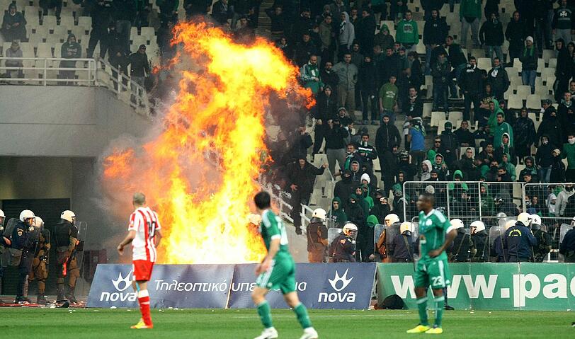 Hooligans hatten dutzende
Molotow-Cocktails auf die mit etwa 50 000 Zuschauern besetzten
Tribünen und das Spielfeld geworfen. Im Stadion brannte es an etwa 30
Stellen, berichteten griechische Medien.