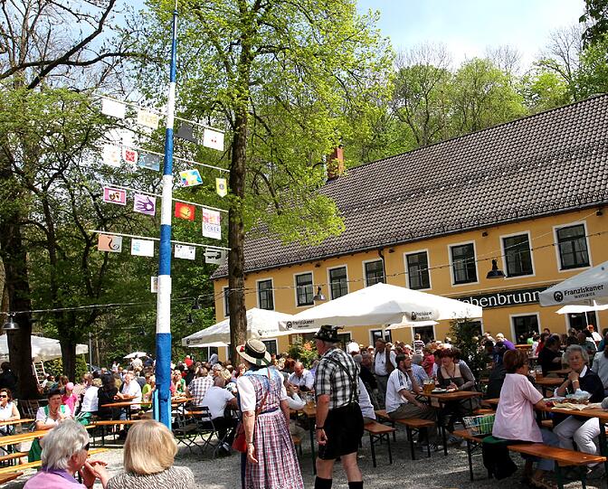 Hier zeigt ein Maibaum, wo es Essen und Trinken gibt: Das Gasthaus Siebenbrunn