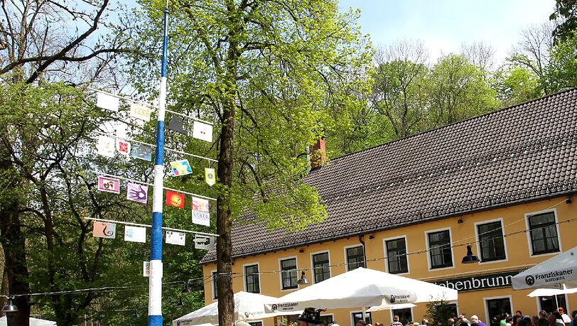 Hier zeigt ein Maibaum, wo es Essen und Trinken gibt: Das Gasthaus Siebenbrunn Hier zeigt ein Maibaum, wo es Essen und Trinken gibt: Das Gasthaus Siebenbrunn