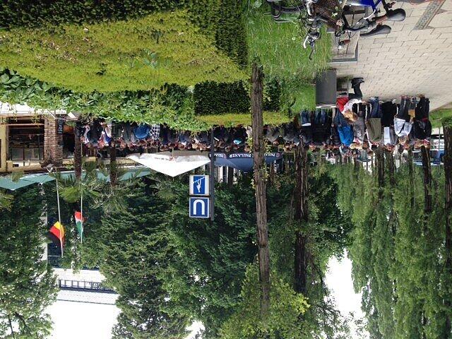 Am Café Tijuana an der Leopoldstrasse stehen schon etwa 100 Fans Schlange.