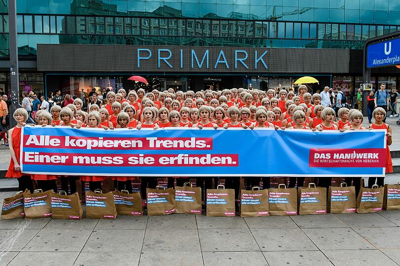 Aktion gegen Billigmode: 150 Kleidungs-Klone versammelten sich am Mittwochmorgen auf dem Alexanderplatz.