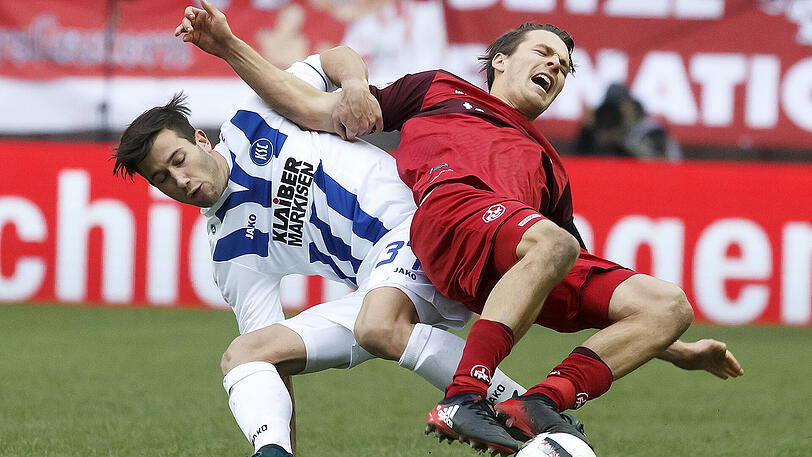 Noch-Karlsruher Marin Sverko (links) im Duell mit Kaiserslauterns Lukas Görtler.