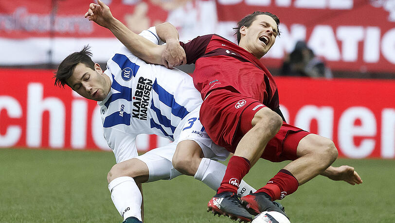 Noch-Karlsruher Marin Sverko (links) im Duell mit Kaiserslauterns Lukas Görtler. Noch-Karlsruher Marin Sverko (links) im Duell mit Kaiserslauterns Lukas Görtler.