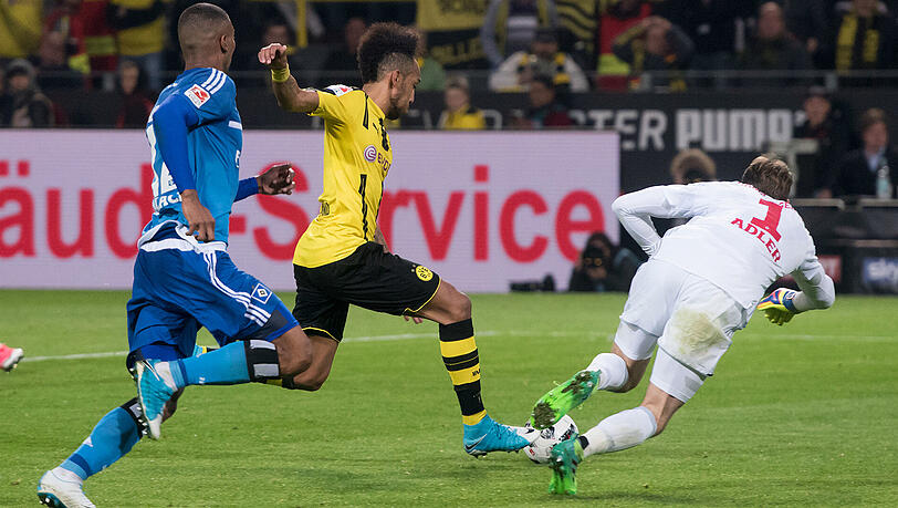 Dortmunds Pierre-Emerick Aubameyang (Mitte) erzielt gegen die Hamburger Walace (links) und Torwart Rene Adler seinen Treffer zum 3:0. Dortmunds Pierre-Emerick Aubameyang (Mitte) erzielt gegen die Hamburger Walace (links) und Torwart Rene Adler seinen Treffer zum 3:0.