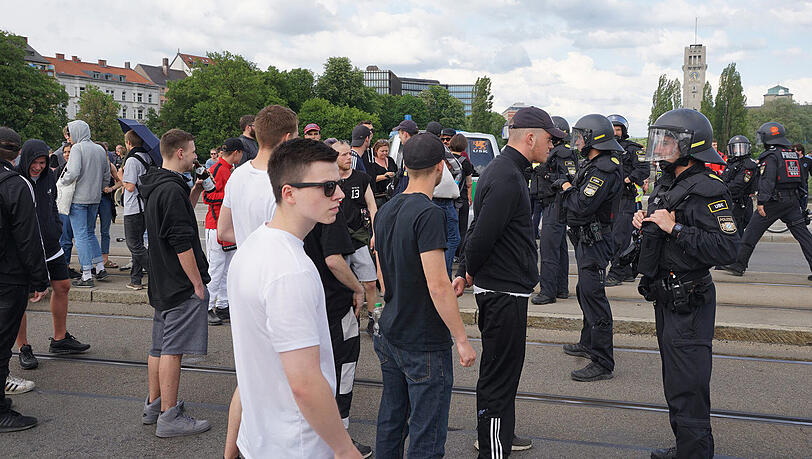 Weil sich rund 500 Demo-Teilnehmer plötzlich auf der Reichenbachbrücke aufhielten, musste die Polizei die Brücke sperren.