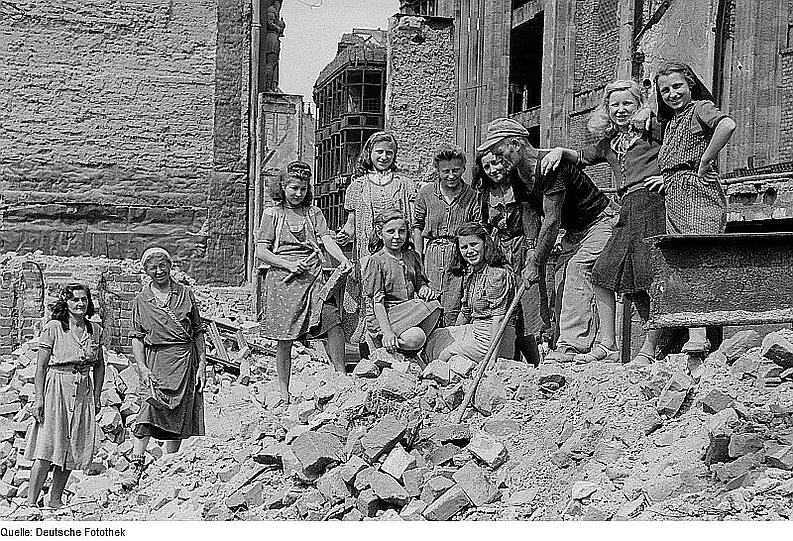Trümmerfrauen nach 1945.