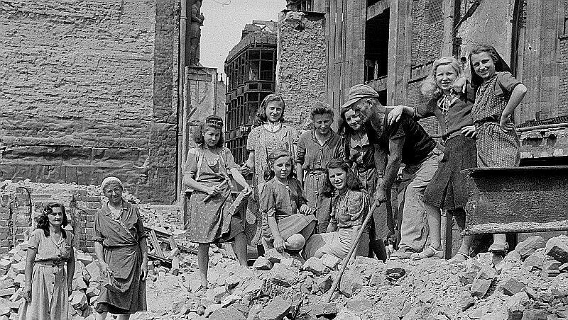 Trümmerfrauen nach 1945. Trümmerfrauen nach 1945.