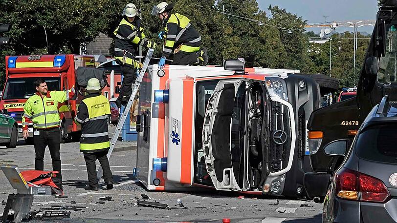 Sechs Menschen wurden bei dem Zusammenstoß verletzt, Augenzeugen eilten sofort zur Hilfe herbei.
