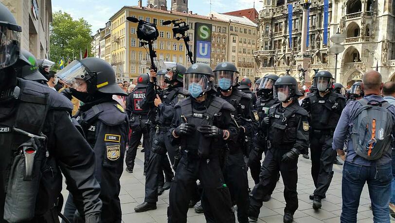 Die Polizei lief mit starken Kräften auf. Ungefähr 300 Beamte waren im Einsatz. Die Polizei lief mit starken Kräften auf. Ungefähr 300 Beamte waren im Einsatz.