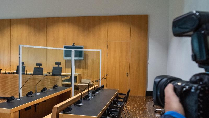 Im Landgericht Augsburg fotografiert vor dem Prozess gegen den Fußballprofi Caiuby ein Journalist die leere Anklagebank. Foto: Stefan Puchner Im Landgericht Augsburg fotografiert vor dem Prozess gegen den Fußballprofi Caiuby ein Journalist die leere Anklagebank. Foto: Stefan Puchner